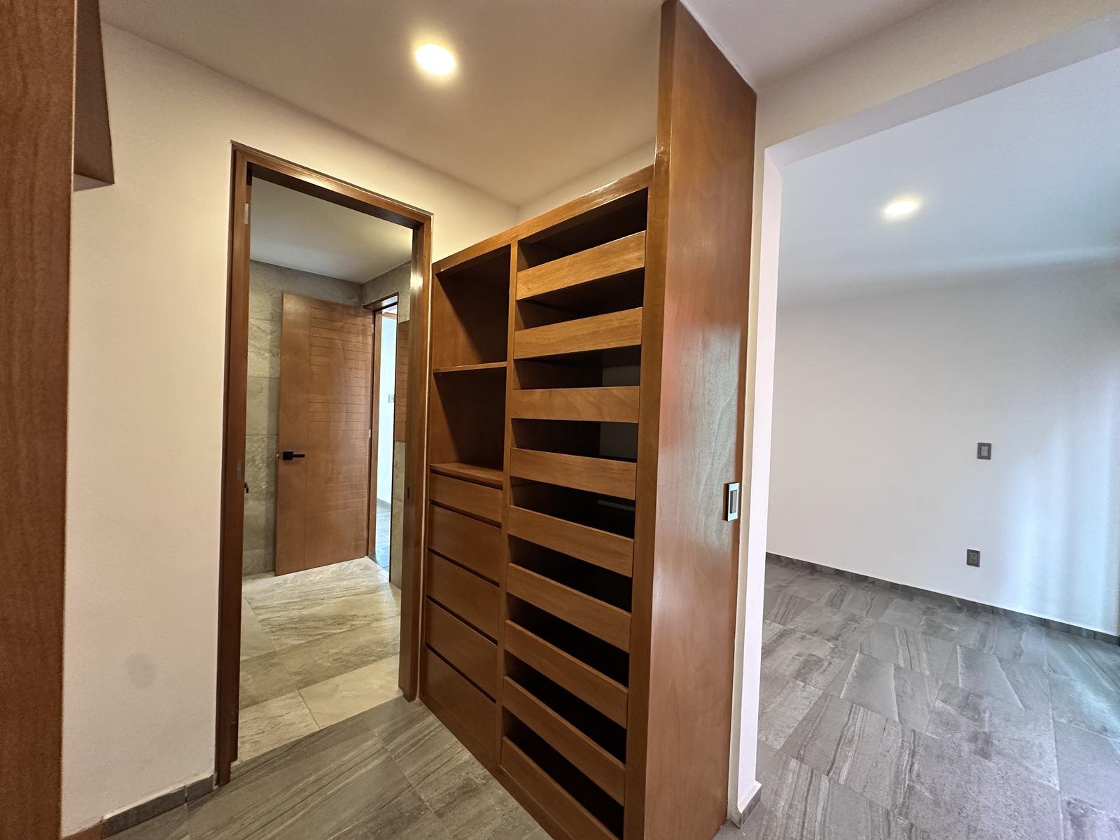 Diseñados para tu completo confort y seguridad.
Contamos con lobby, video de seguridad y con 3 cajones de estacionamiento por casa.
